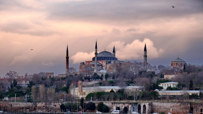 Джамиите в Турция днес отварят отново врати за традиционната колективна