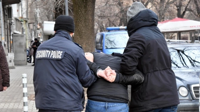 Служителите на Шесто РУ задържаха дилър на хероин на улично