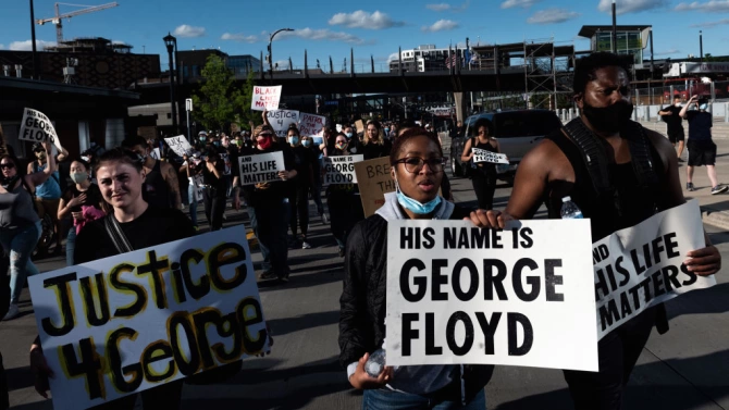 Адвокатите на семейството на цветнокожия Джордж Флойд починал при арест