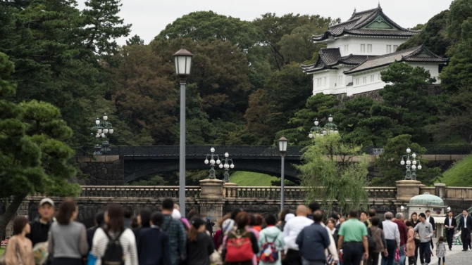 Градините на императорския дворец в Токио бяха отворени за посещения