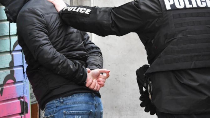 42 годишна кюстендилка е задържана вчера от кюстендилски полицаи за престъпление