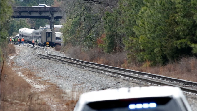 Двама души бяха убити когато високоскоростен влак с над 150