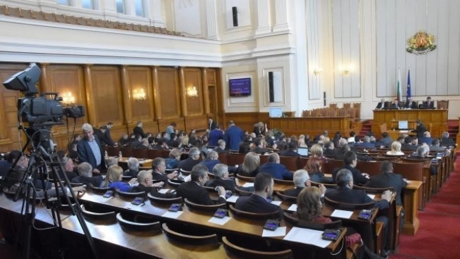 Парламентът обсъжда на първо четене промени в Закона за държавните