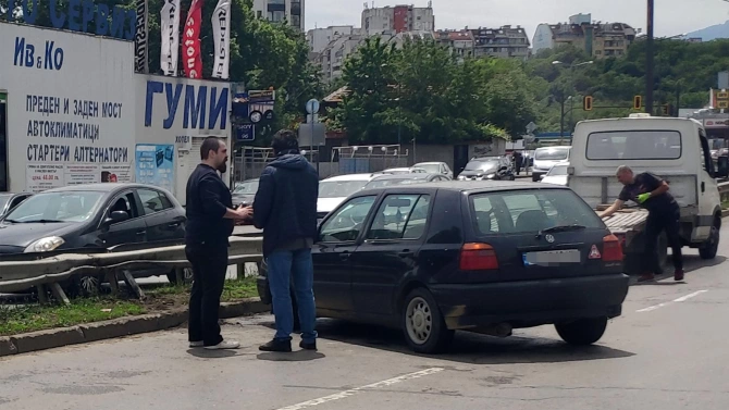 Лек автомобил се заби в мантинелата на булевард Иван Гешов