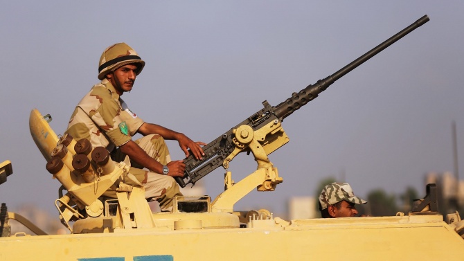 Египет разположи танкове по границата си с Либия