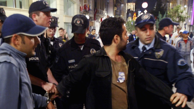 Двама опозиционни журналисти са били задържани тази сутрин в Анкара,