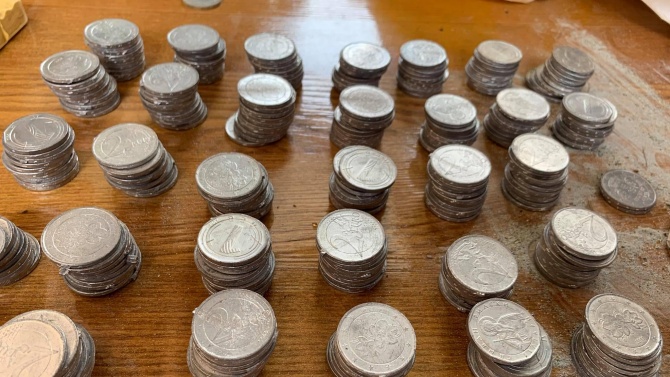 Хванаха фалшификатор на монети в Русенско, откриха менте лева и евро 