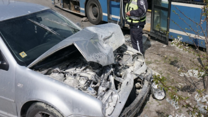 Мъж загина при жесток удар между автобус и лека кола край Тополовград