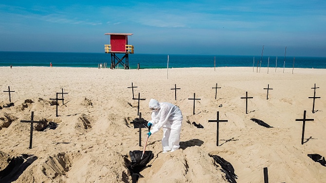 Гневни активисти в Бразилия създадоха стотина импровизирани гроба на известния