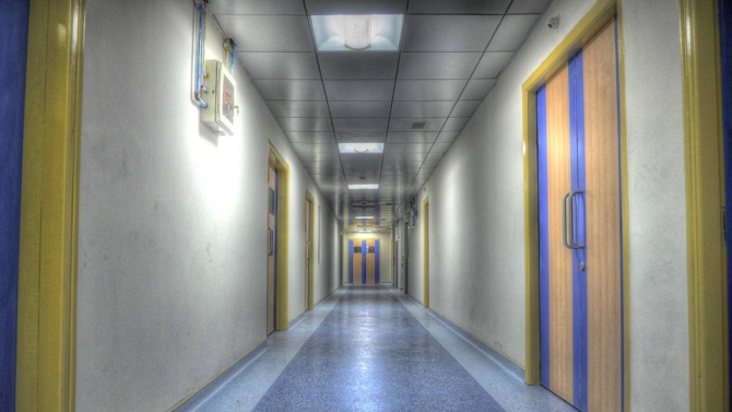 Затварят отделение в болницата в Добрич заради заразен с коронавирус