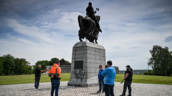 Демонстранти повредиха днес в Нидерландия статуите на морски офицер, участвал