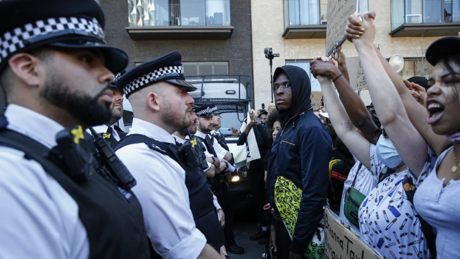Участници в протест срещу расизма в град Бристъл Югозападна Англия