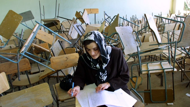 Училищата и университетите в Афганистан ще останат затворени още три