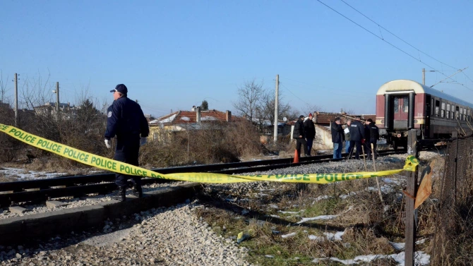 Влак е блъснал и убил човек застанал на релсите край