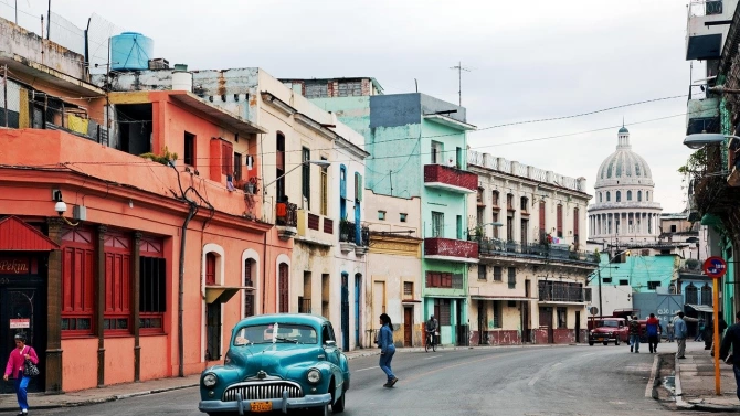 Кубинското правителство съобщи че ще започне постепенно да подновява работата