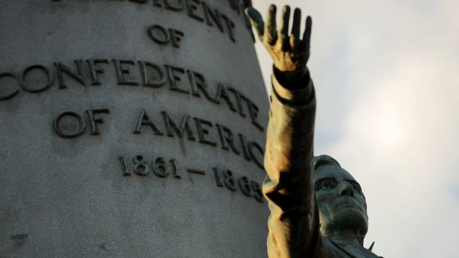 Паметник на Джеферсън Дейвис беше съборен снощи в Ричмънд щата