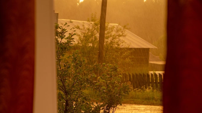 Пороен дъжд и градушка се изсипаха над Сливен и близките