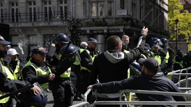 Британската полиция помоли демонстрантите срещу расизма да се движат по