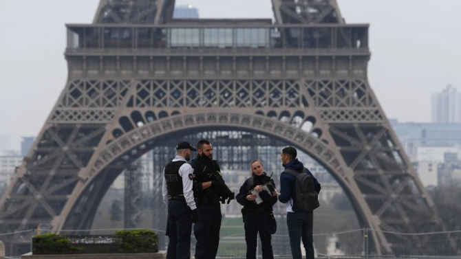 Силите на реда в Париж наредиха ресторантите и магазините по