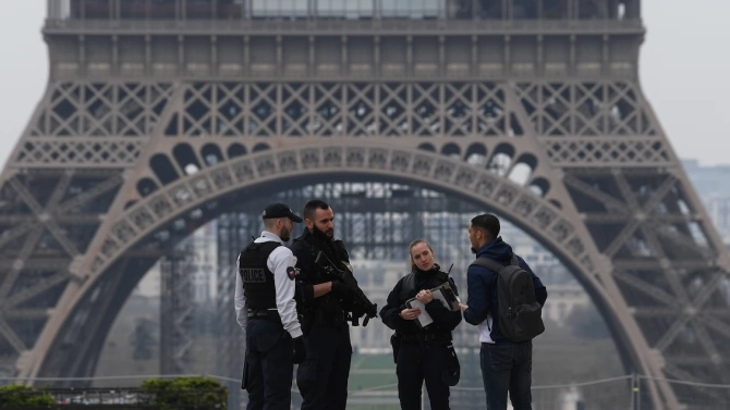 Френски полицаи се събраха снощи пред Триумфалната арка с автомобили
