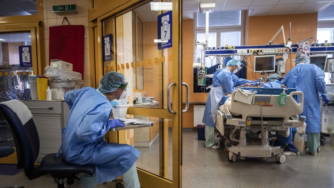 Случаите на коронавирус в Чехия надхвърлиха 10 000