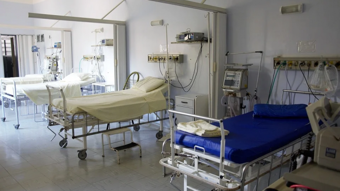  Изписаха 77-годишна жена от болничното заведение в Разград след лекуване от ковид и негативен PCR-тест - тя умря 