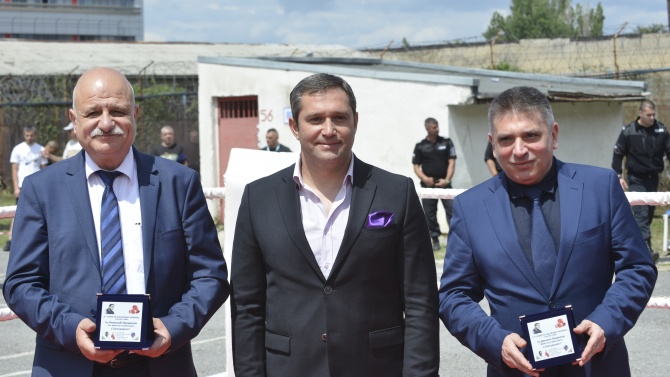 Министър Кирилов присъства на боксов турнир в Софийския затвор
