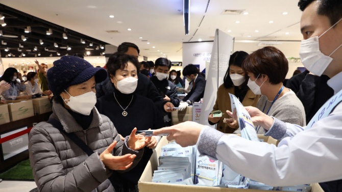 Южна Корея съобщи днес за най-голям ръст на новите заразени