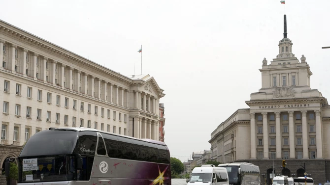 Протестиращите автобусни превозвачи в туризма затвориха пл Александър I и