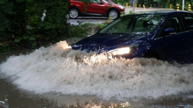 Пороен дъжд наводни улици и затрудни движението във Варна през