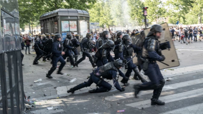 Френските власти изпратиха днес подкрепление от около 100 жандармеристи в