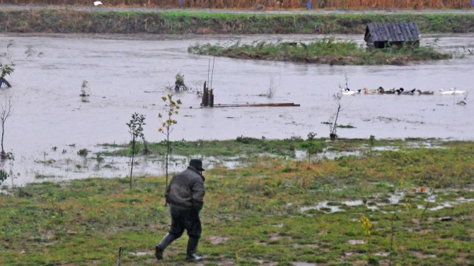 Мощна приливна вълна потопи варненското село Неофит Рилски съобщава БТВ