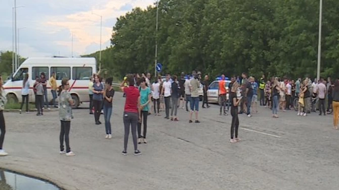 Жители на град Мартен и село Сандрово Русенско блокираха за