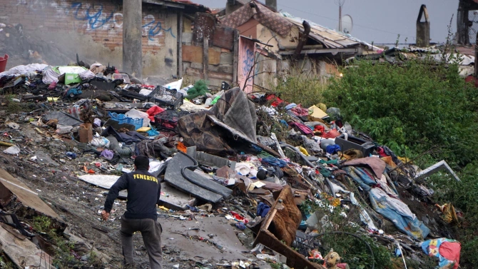 Ромски деца се хранят от сметище при кв Захарна фабрика