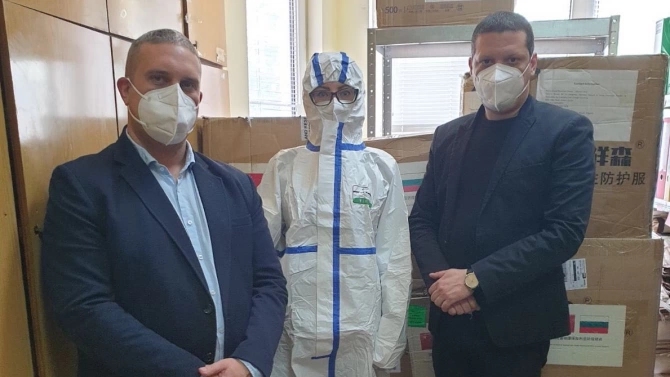 Илиан Тодоров раздаде дарените от Китай предпазни маски на полицията