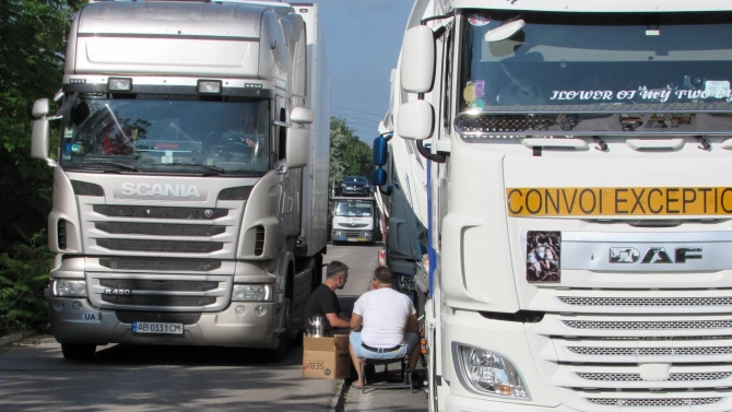Колони от камиони блокираха движението към Дунав мост в чертите