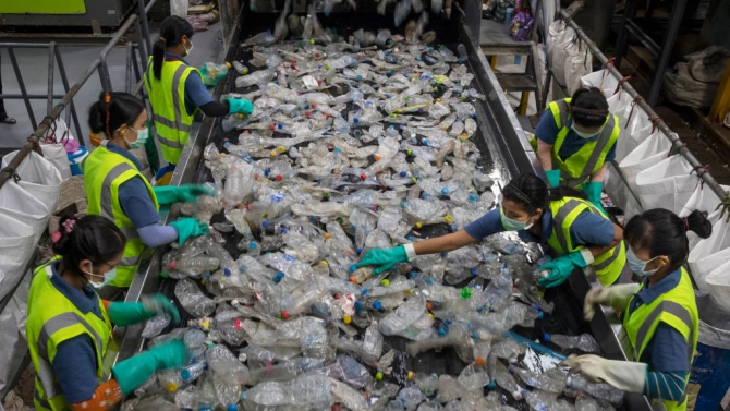 Огромни количества отпадъци от пластмаса за еднократна употреба се натрупаха