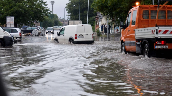 10 сигнала за наводнени пътни участъци във Варна са подадени
