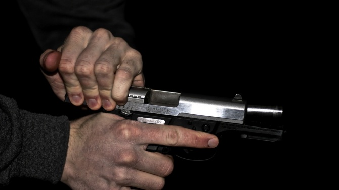 Компания в Разград се събра на запой и стрелба с пистолет 