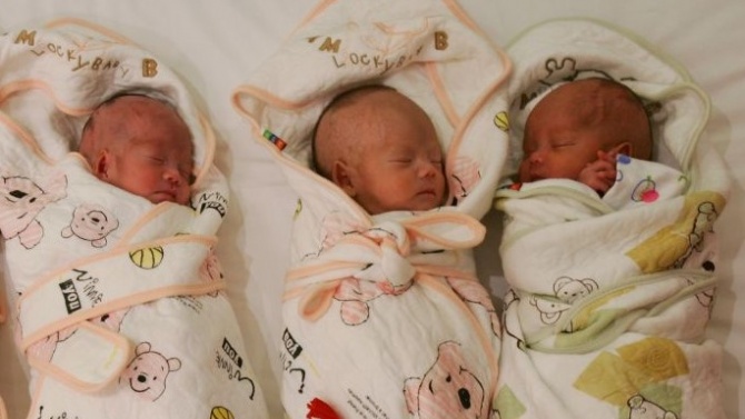 Тризнаци дали положителен резултат за COVID-19 в деня на раждането си