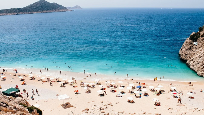 Почиващите в Турция - с маски и на разстояние, както в морето, така и на плажа