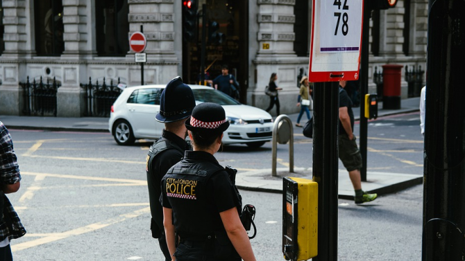 Британски полицаи са били нападнати докато се опитвали да разпръснат