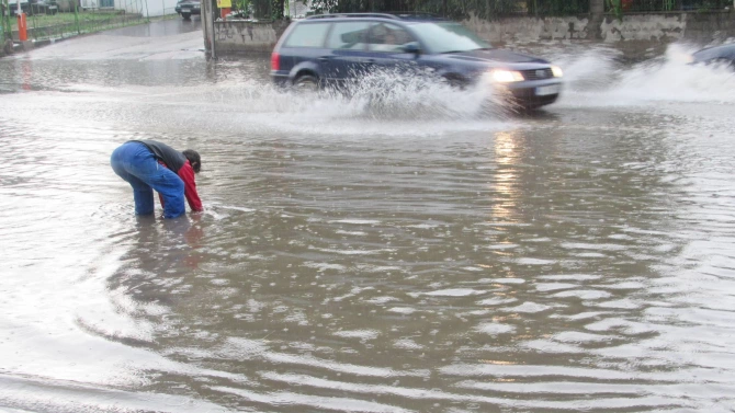 Пороен дъжд наводни сливенския град Кермен Дъждът е бил близо
