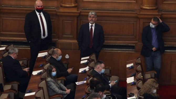 Депутатите разискват по питането на Искрен Веселинов и Александър Сиди