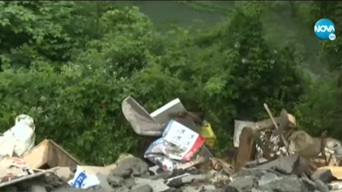 Клип на служители от община Своге които изхвърлят боклуци в