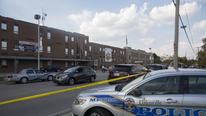 Властите на град Луисвил щата Кентъки разследват стрелба в парк