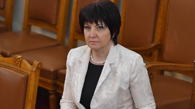  Караянчева: Както всички българи носят маски, по този начин и ние в Народно събрание би трябвало да го вършим 