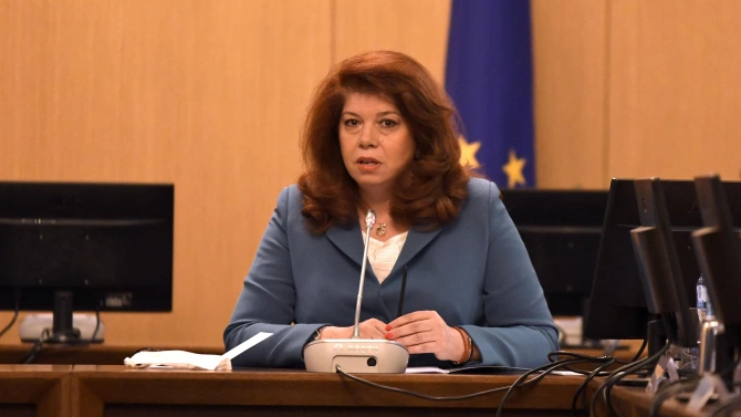 Вицепрезидентът Илияна ЙотоваИлияна Малинова Йотова е български политик 5