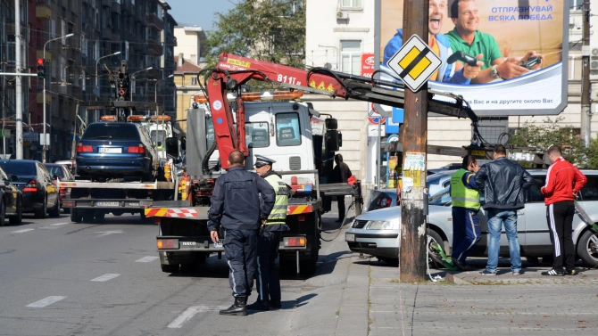 Патрулен автомобил бе вдигнат от паяк в центъра на София