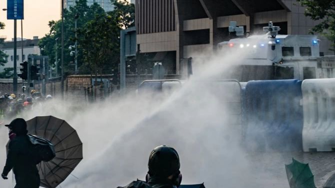 Полицията в Хонконг използва днес водни оръдия за да разпръсне